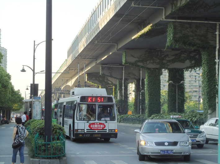 杭州151路电车图片