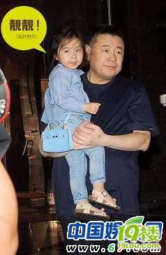 刘銮雄带女儿吃饭 两岁小孩用三万块包包