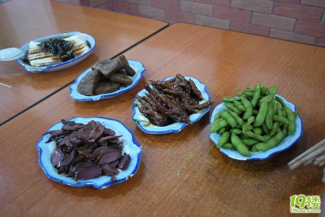 我直接拿小龙虾的汤tao饭的！太鲜了！