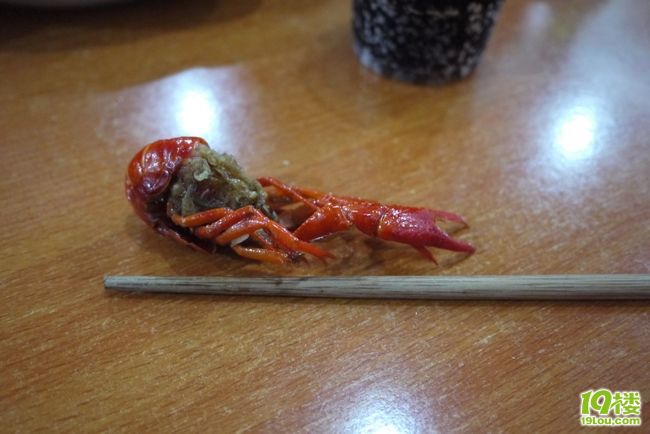 我直接拿小龙虾的汤tao饭的！太鲜了！