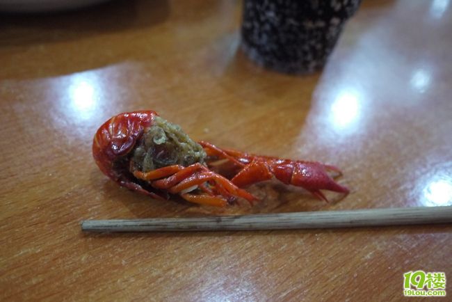 我直接拿小龙虾的汤tao饭的！太鲜了！