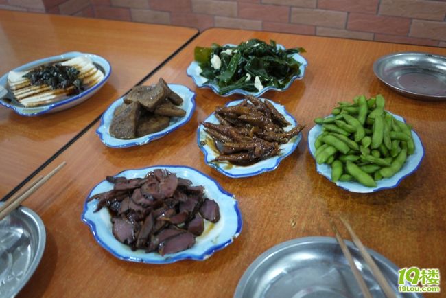 我直接拿小龙虾的汤tao饭的！太鲜了！