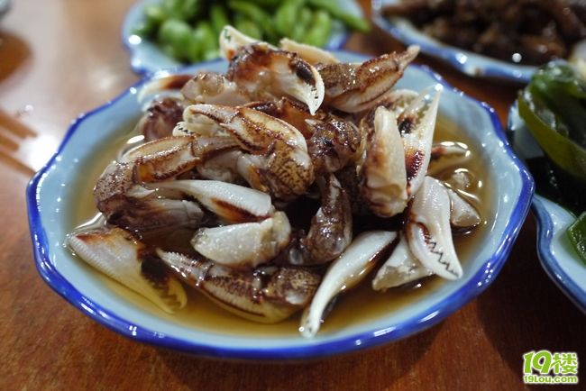 我直接拿小龙虾的汤tao饭的！太鲜了！