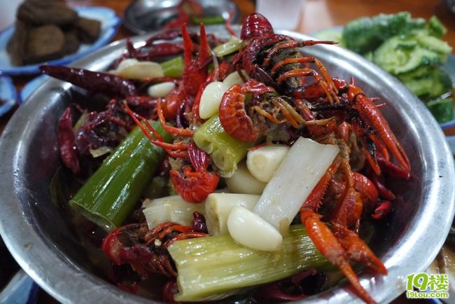 我直接拿小龙虾的汤tao饭的！太鲜了！