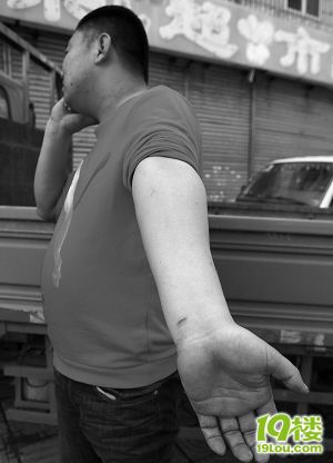 醉汉回家途中遭抢劫落水 朋友帮找到失物再被