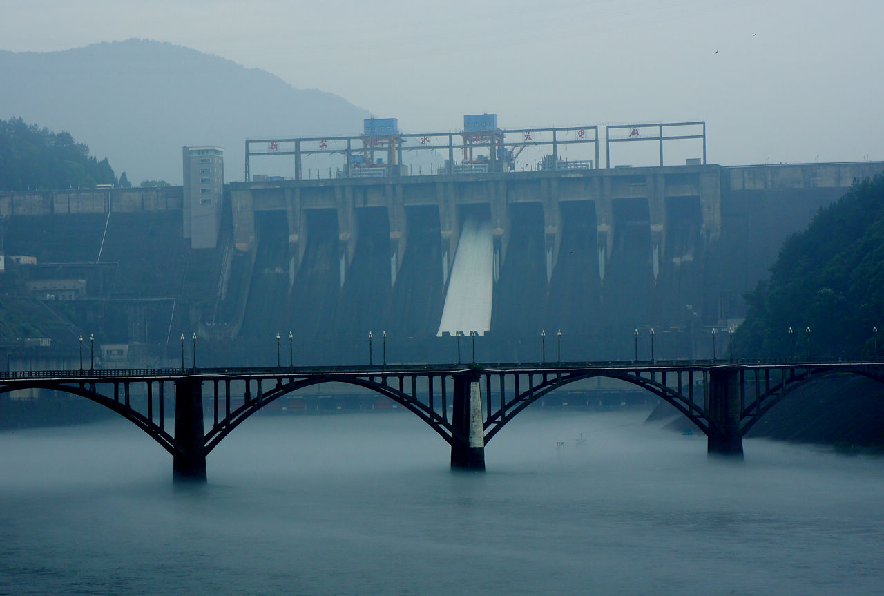 新安江水电站泄洪照片