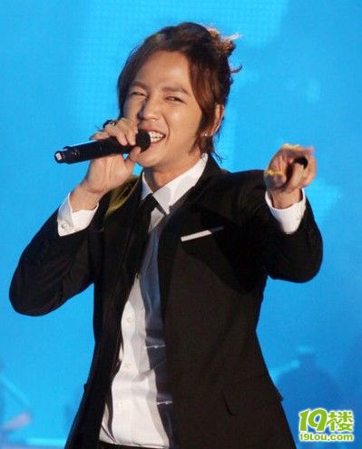 张根硕演唱会迎台风开唱 称台湾歌迷是老婆