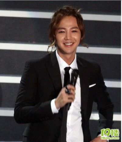 张根硕演唱会迎台风开唱 称台湾歌迷是老婆