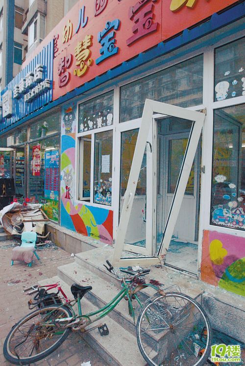 疯狂吉普车冲向幼儿园 妈妈替女儿挡玻璃雨(