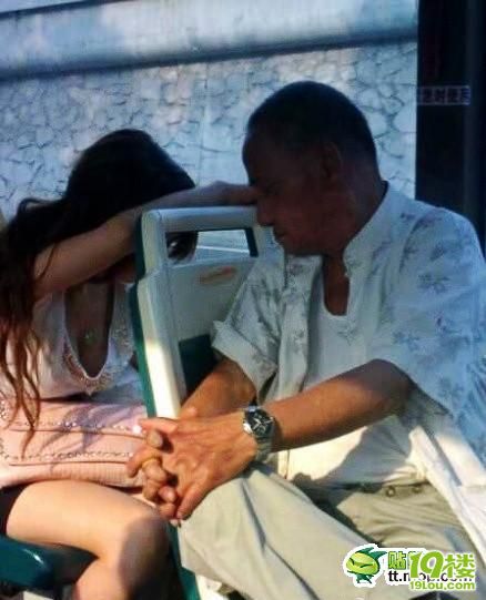 老伯公交车上忘情偷窥露胸女无视网友偷拍组图