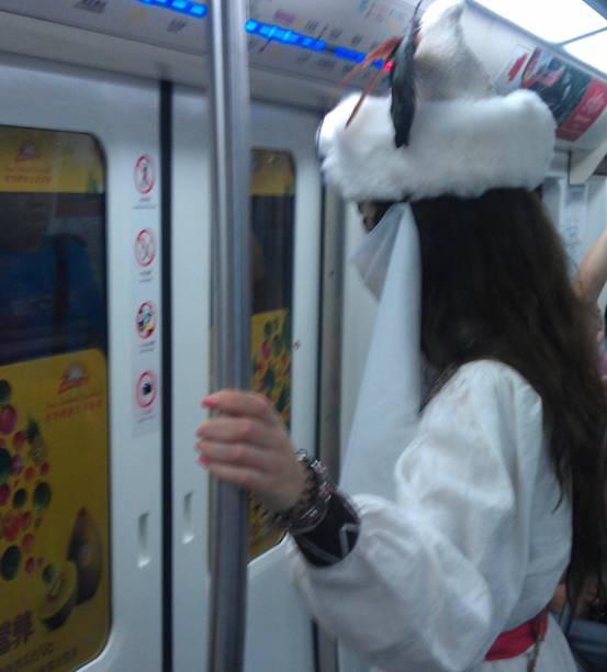 酷暑下北京地铁拍到包裹严实的楼兰女