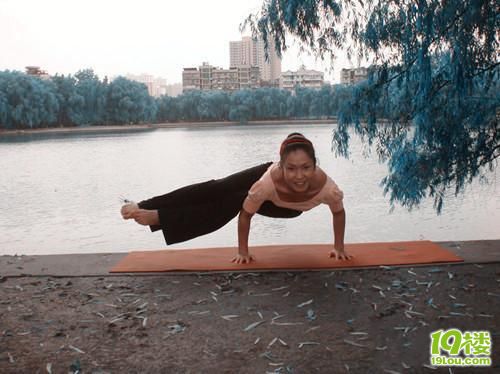 武汉80后公交MM还兼职做瑜伽教练-杭州公交