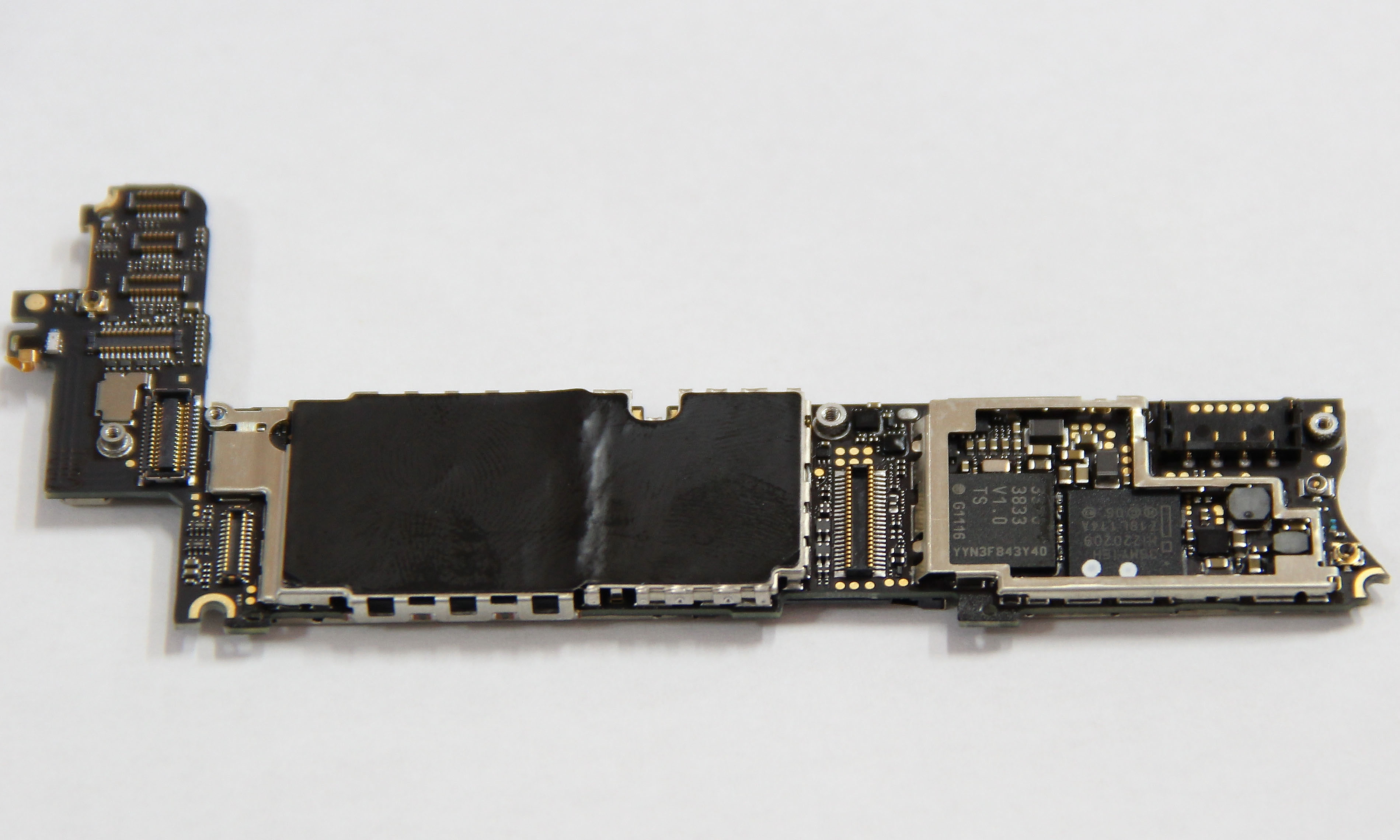 拍了几张iphone4主板的照片,呵呵,拆自己的手机拍的哦.