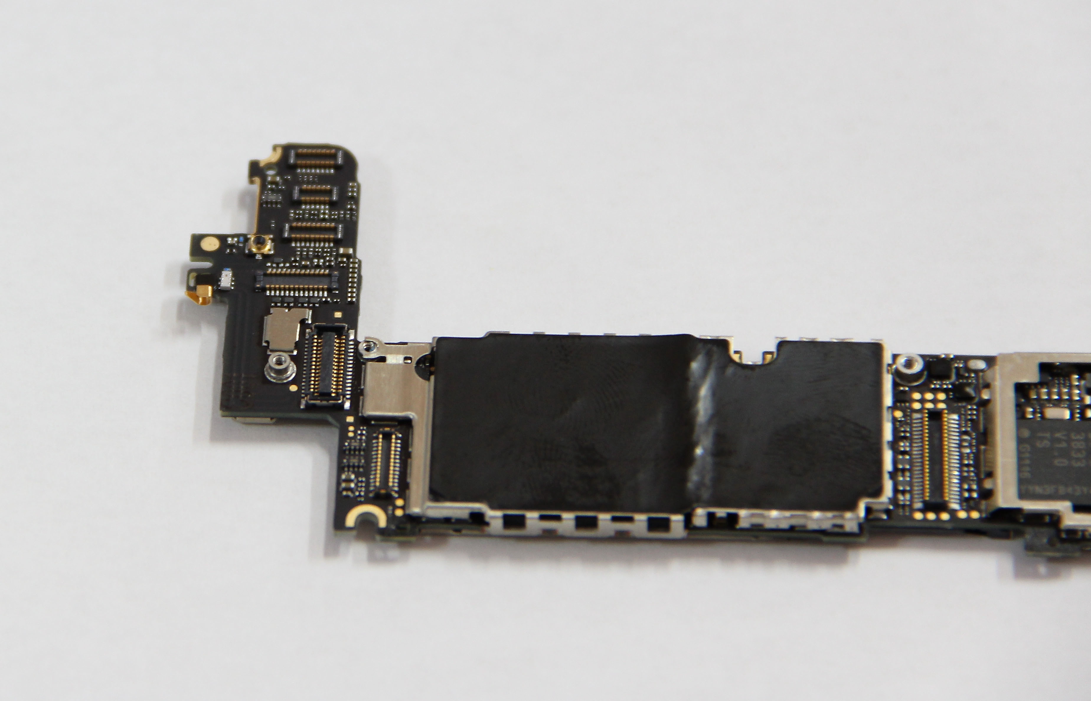 拍了几张iphone4主板的照片,呵呵,拆自己的手机拍的哦.