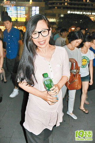 陈松伶已结婚当全职主妇 与老公甜蜜逛书展