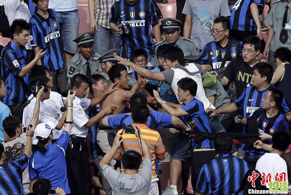 ac米兰球迷闯国米球迷阵营遭围攻 红黑衫被扒