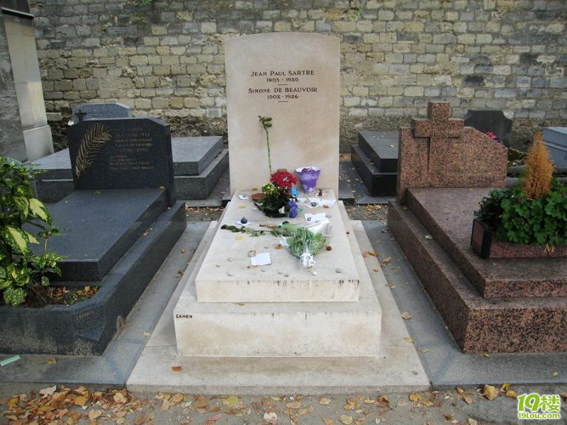 蒙帕那斯公墓萨特和波伏娃的合葬墓.jpg