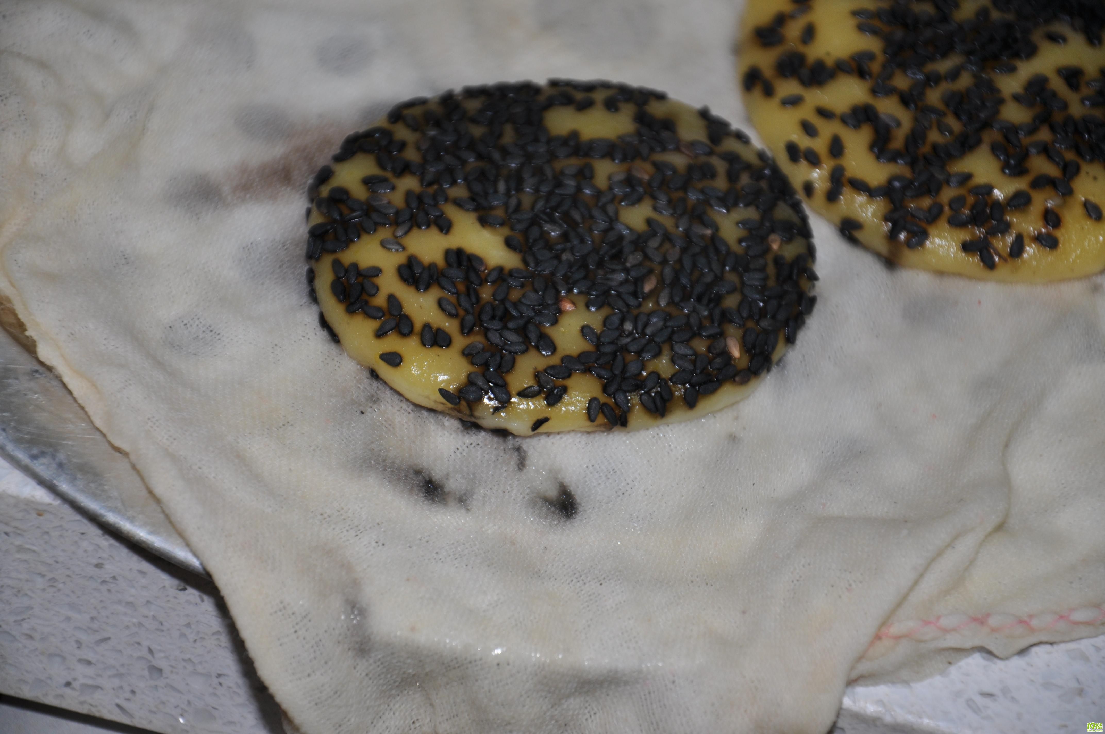 求鉴定:这样是不是染色黑芝麻