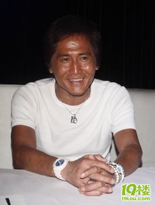 齐秦拔罐深二度烧伤 众明星送祝福为其打气