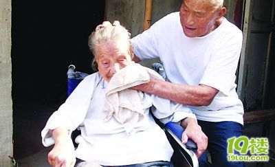 乡村长寿老夫妻相濡以沫79年 年龄相加近200