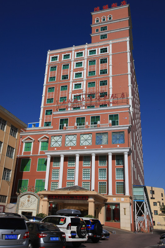 我们入住是克拉玛依准格尔饭店,在饭店门口看到苏州的五辆自驾车队,45