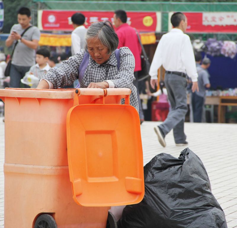 吴山广场上捡废品的老人