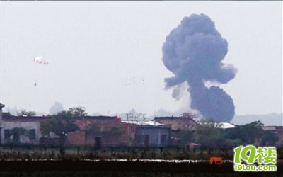 国产飞豹战机坠毁目击:火球伴着浓烟升起数十