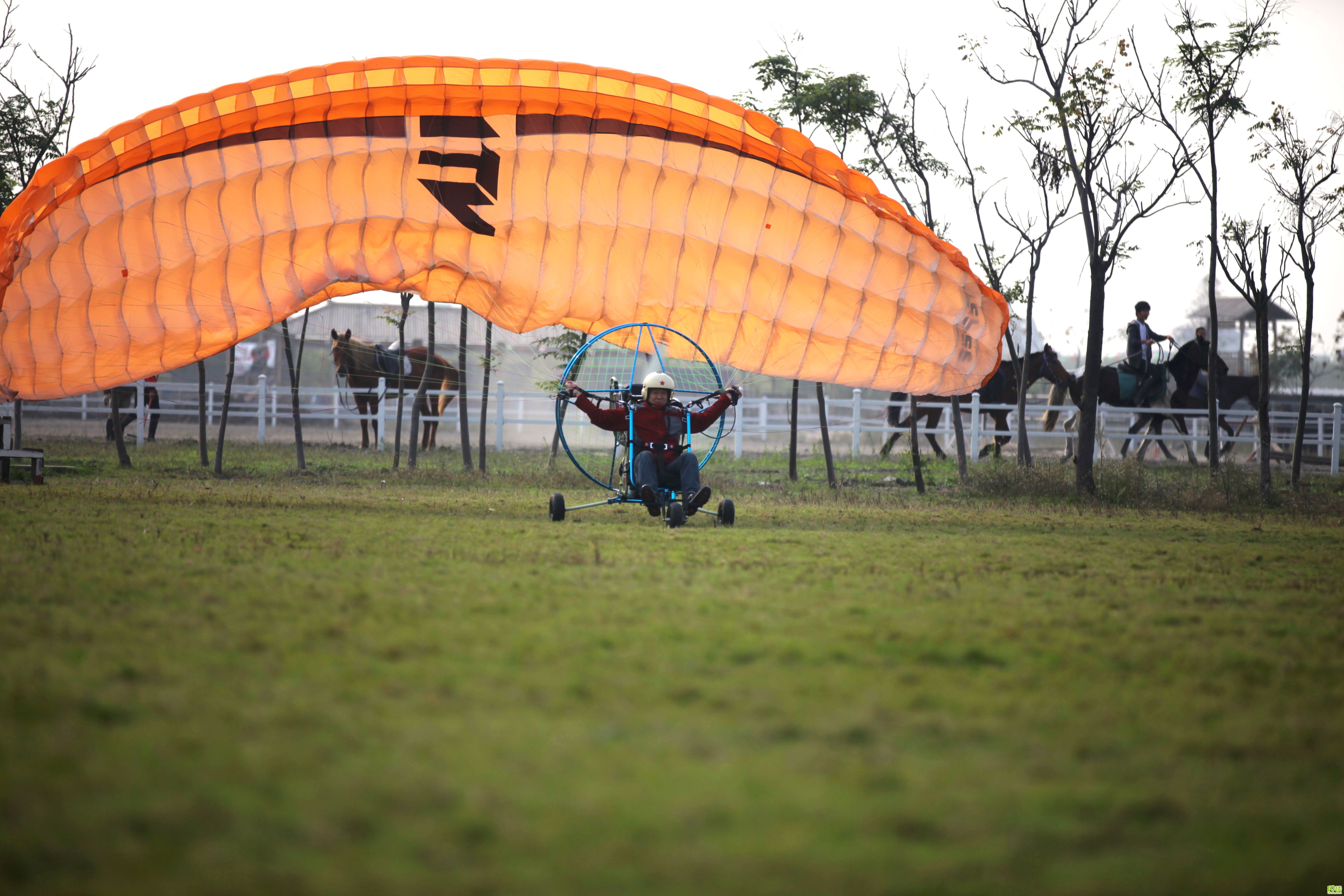 单人轮式动力伞试飞
