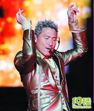 张学友昆明\打酱油\ 一身蓝装换乘飞机(图)