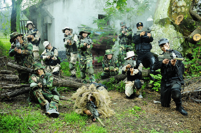 野战中国真人cs_团队的照片,加上浓浓的烟雾,这里就是战场!_好店