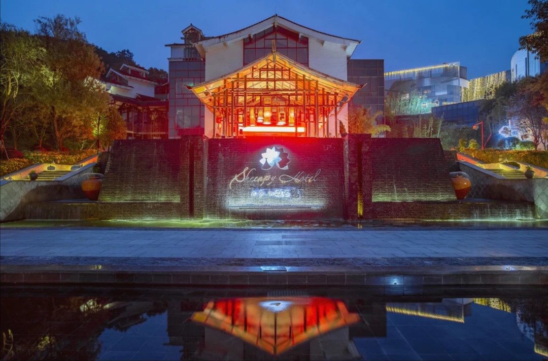 15320461375服务承诺:免费停车简介:重庆心景酒店是一家5星级酒店