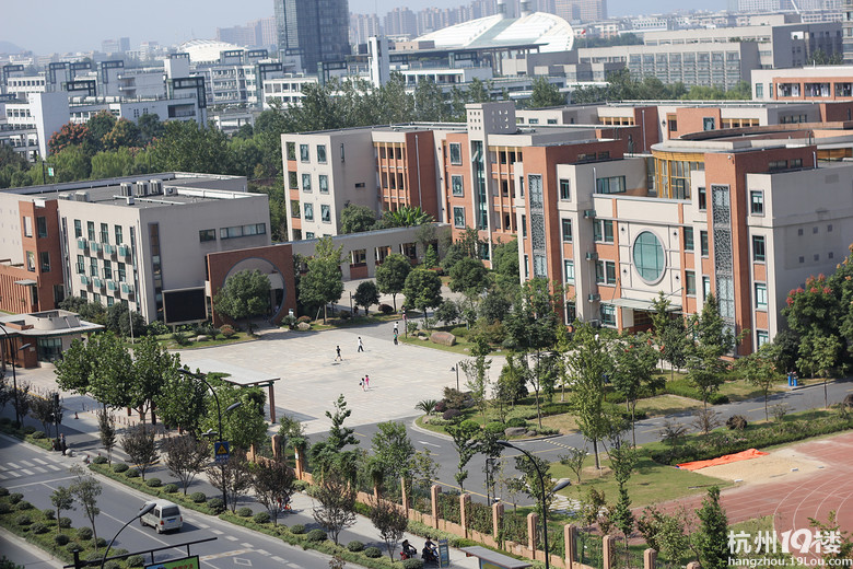 这房子就是为了这学校