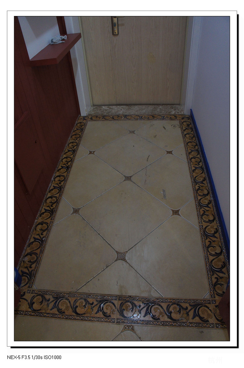 玄关地砖的花边,挺美的,早知道客厅中间也来上一圈