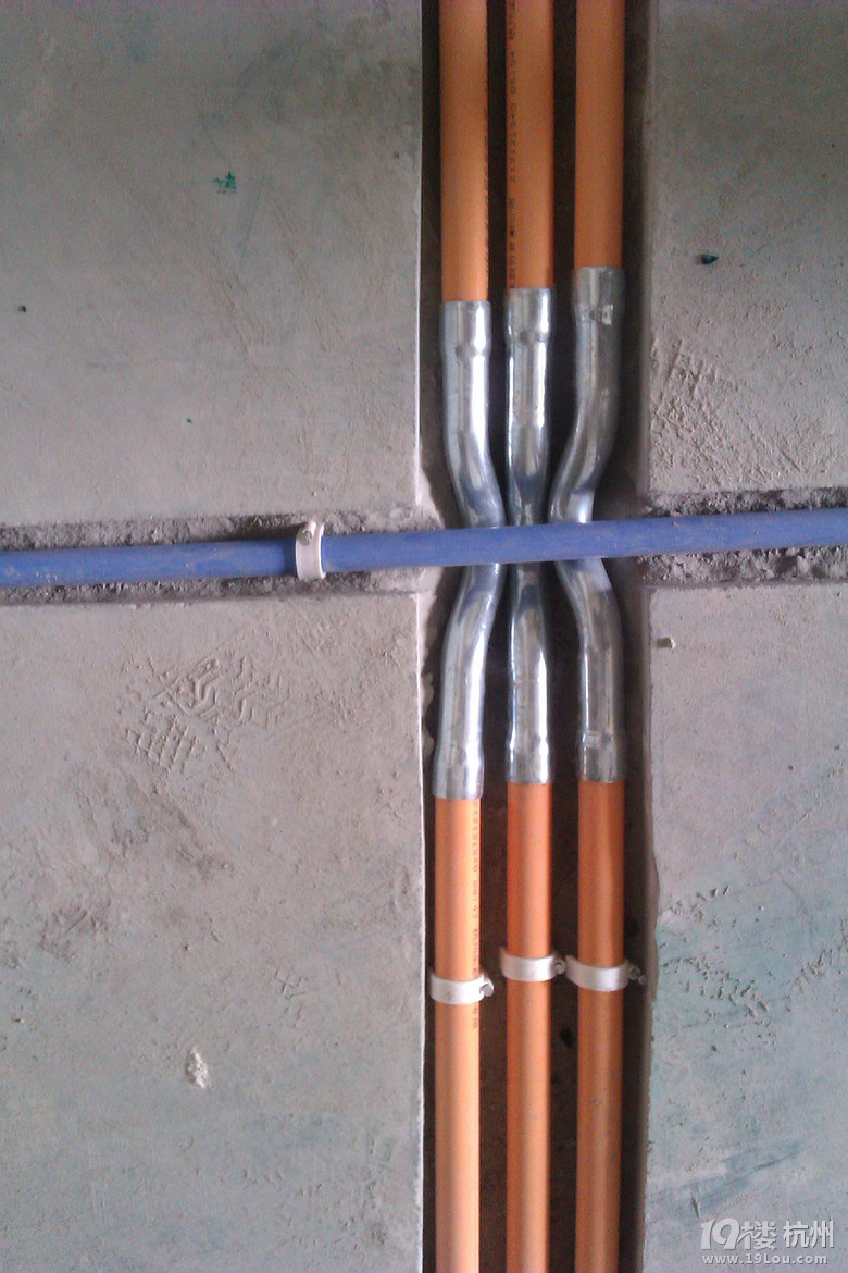 强弱电线交叉一定要用上这个过桥,不然要有干扰的