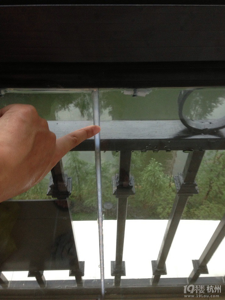 一指宽的阳台玻璃缝隙效果有图请帮鉴别