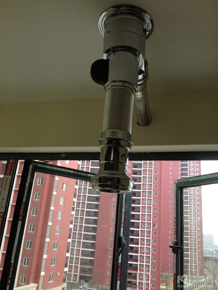 阳台上安装了个排烟道,以后可以在阳台吃火锅,煎肉,烤羊肉串,哈哈