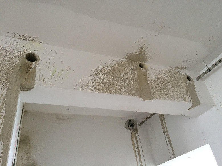 由于水电线路的需要在梁上开了好多孔请问这样会影响房子承重吗