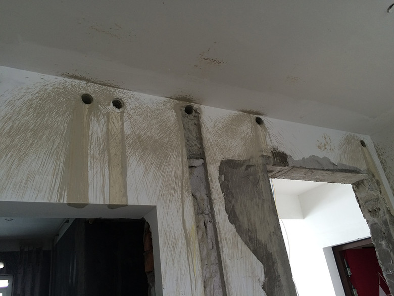 由于水电线路的需要在梁上开了好多孔请问这样会影响房子承重吗