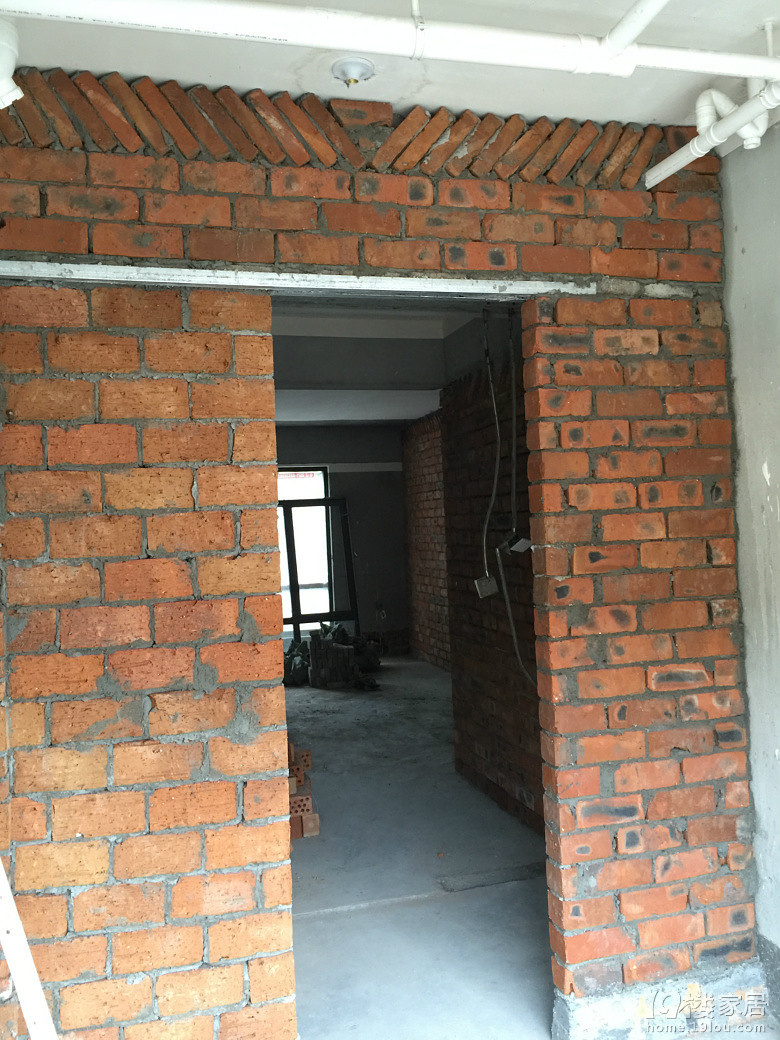 门洞顶上用两条三角铁做梁