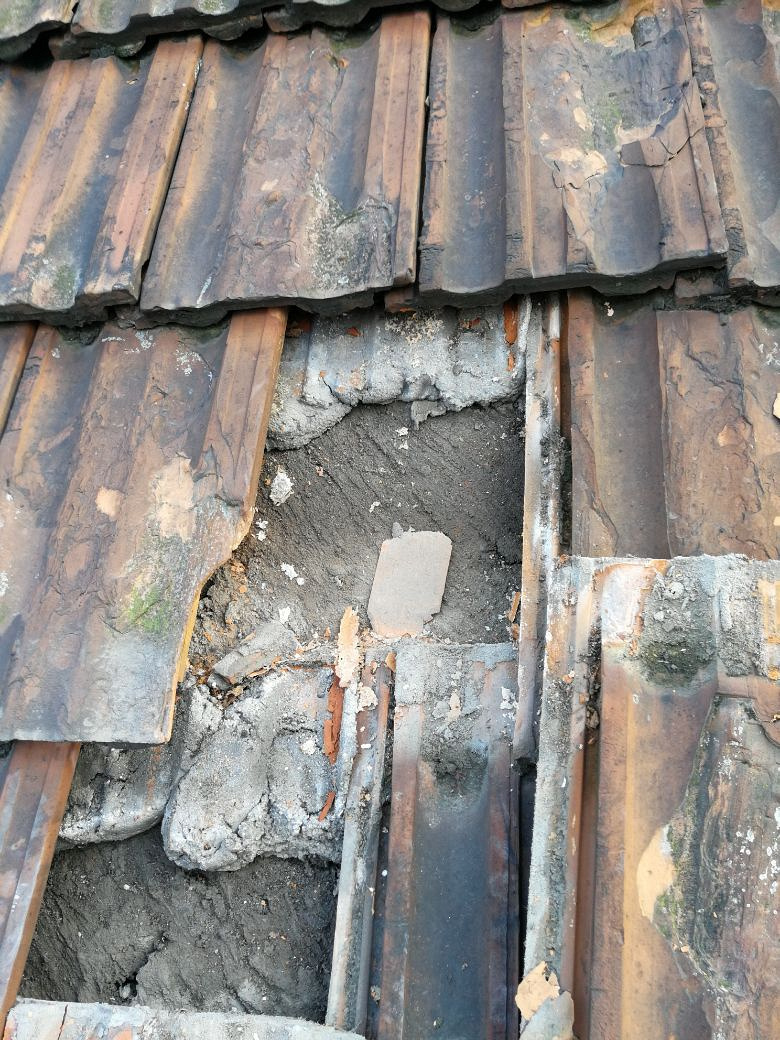 老式房子瓦片屋顶漏水图片