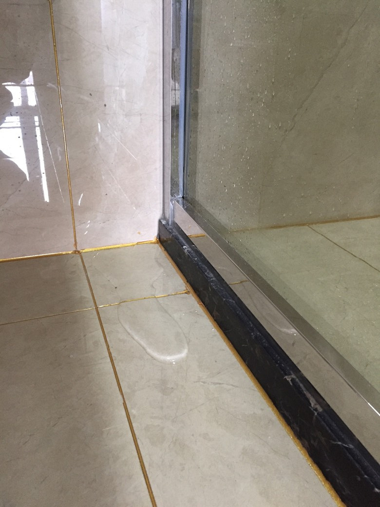 淋浴房挡水条和墙砖间漏水