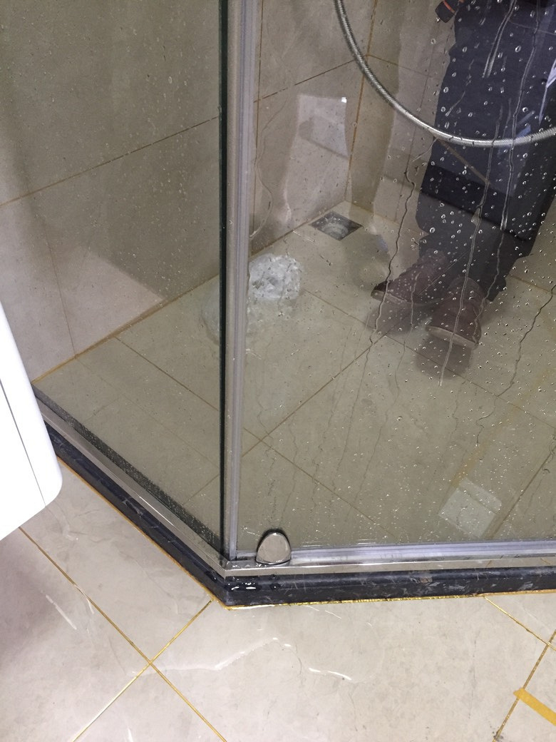 淋浴房挡水条和墙砖间漏水