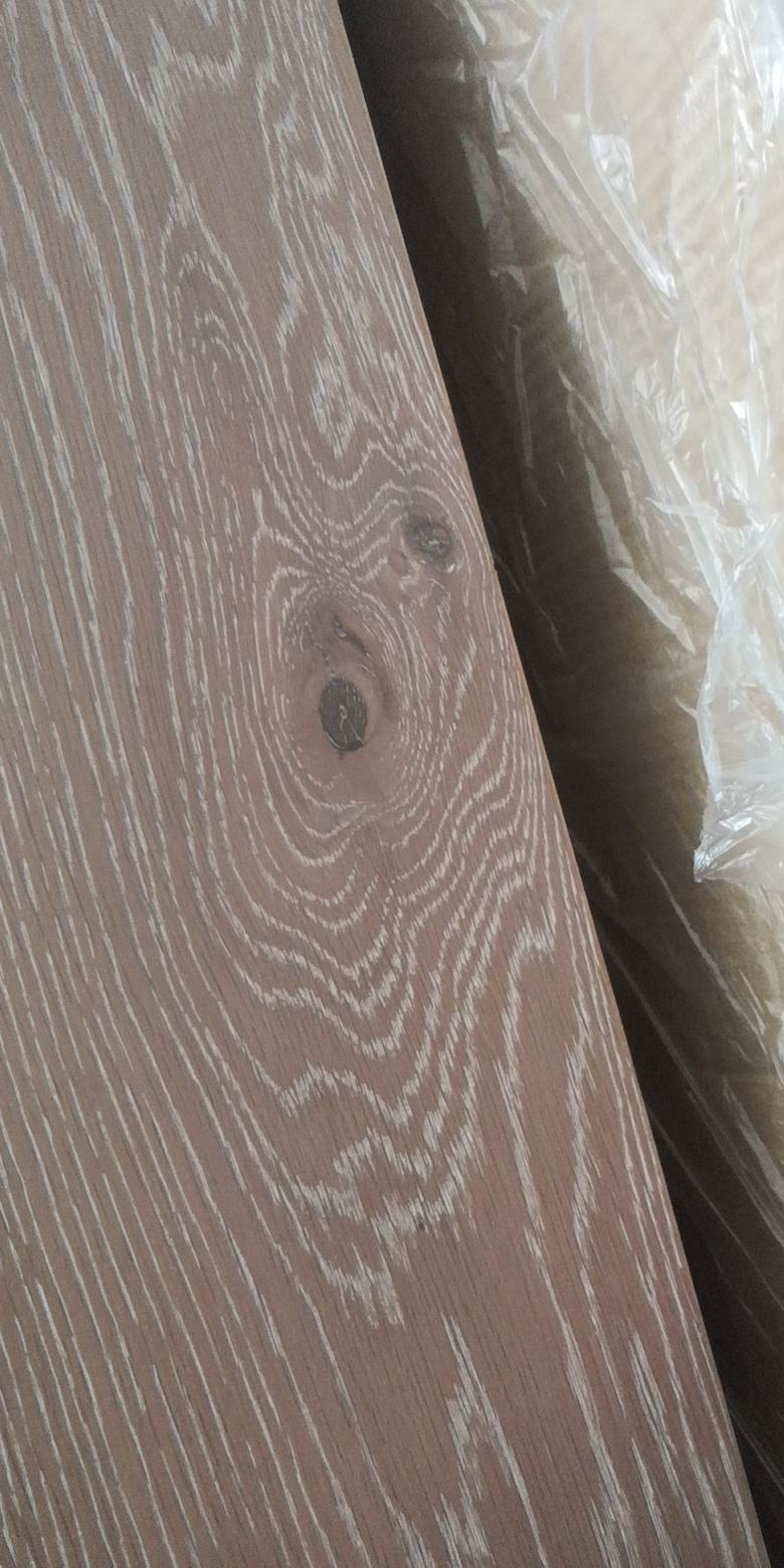 栎木有明显油节