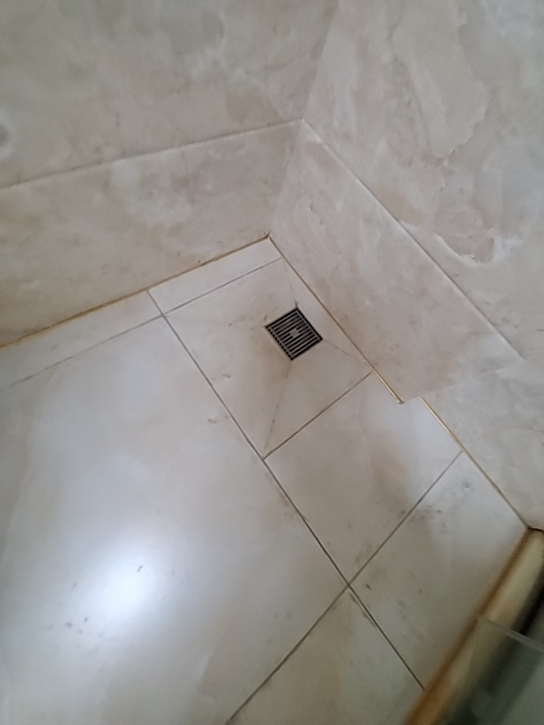 淋浴房地漏位置周边的瓷砖是否落差大些更好