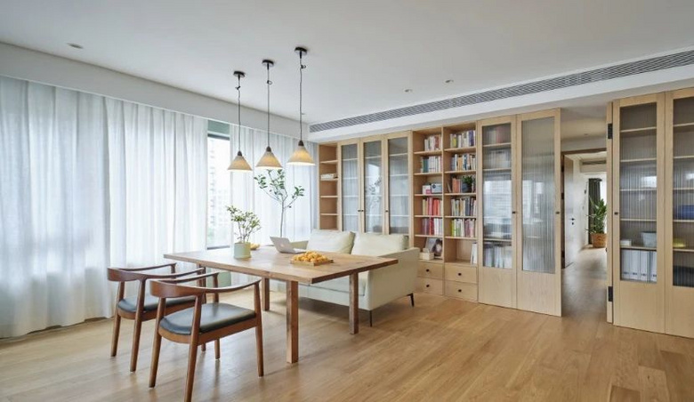 浙江这个110平的家，用大书柜做动静分离，客餐厨一体开阔舒适