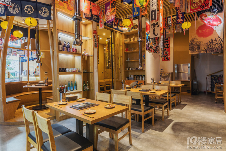 200㎡工装装修,日式原木风格烤肉店铺,异国风情的用餐体验