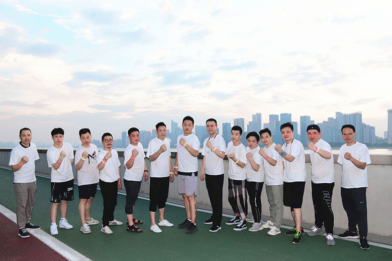 ��ȼ������ȫԱ������׷���ߡ���2021���������װ��ӫ��ҹ�ܻ���