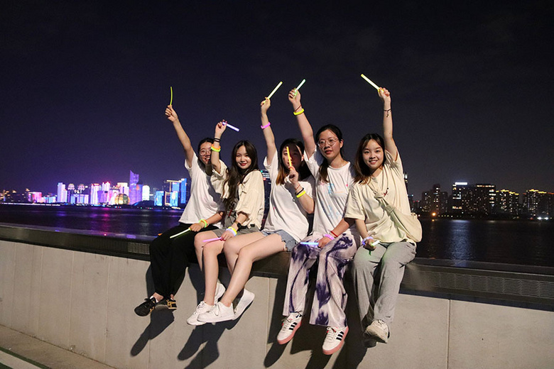 ��ȼ������ȫԱ������׷���ߡ���2021���������װ��ӫ��ҹ�ܻ���