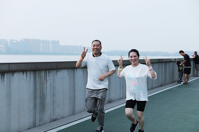 ��ȼ������ȫԱ������׷���ߡ���2021���������װ��ӫ��ҹ�ܻ���