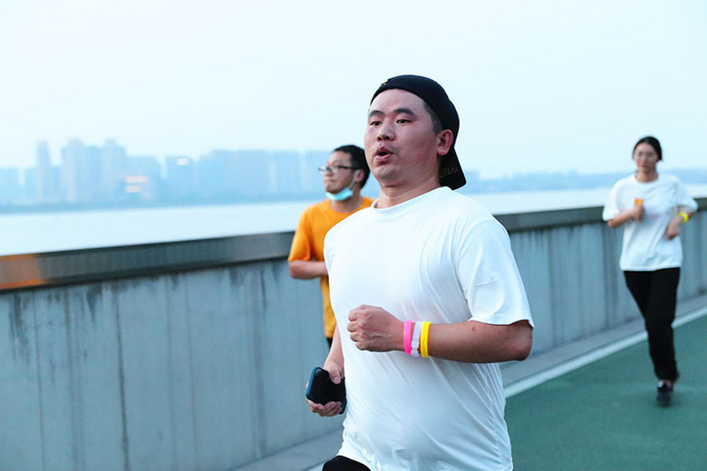 ��ȼ������ȫԱ������׷���ߡ���2021���������װ��ӫ��ҹ�ܻ���